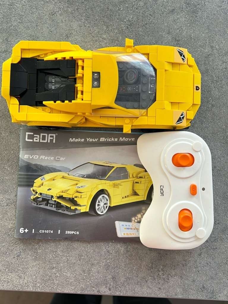 Zdalnie sterowany samochód wyścigowy z klocków